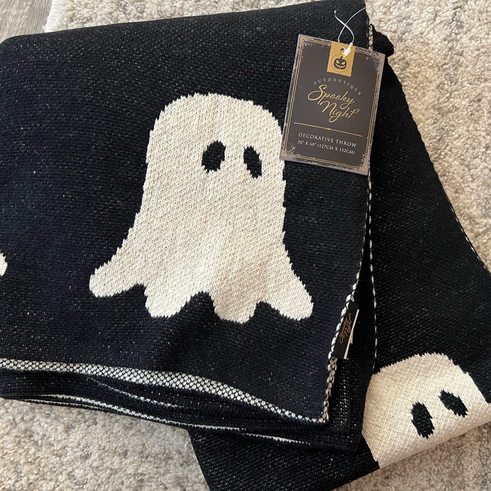 Authentique Spooky Night decorative throw blanket